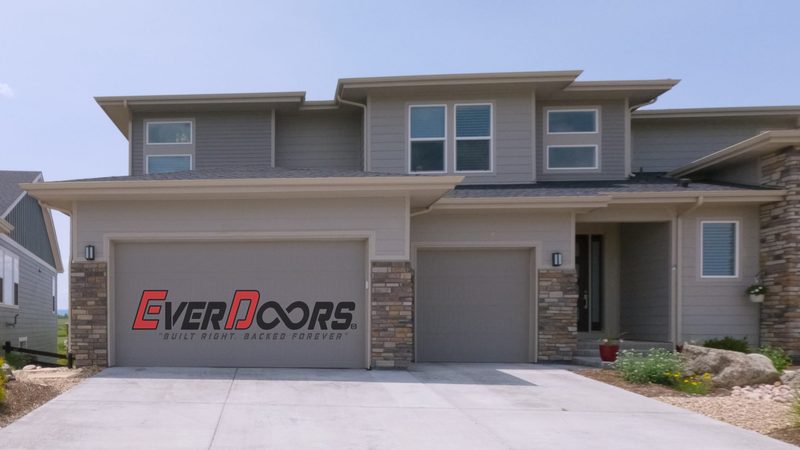 Modern flush steel: a garage door installed by Everdoors